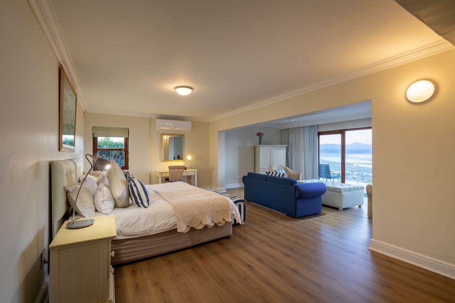 7 Bedroom Property for Sale in Bowtie Western Cape